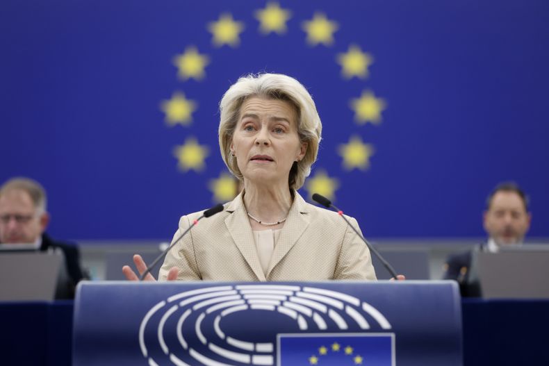 La presidenta de la Comisión Europea, Ursula von der Leyen, ofrece un discurso en el Parlamento Europeo, el miércoles 17 de enero de 2024 en Estrasburgo, Francia.. (AP Foto/Jean-Francois Badias)