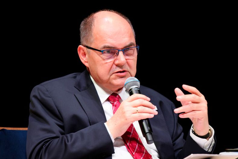 ARCHIVO - El Alto Representante para Bosnia y Herzegovina, Christian Schmidt, interviene durante un panel de debate en la Asamblea Parlamentaria de la OTAN en Dayton, Ohio, el viernes 23 de mayo de 2025. (Foto AP/Paul Vernon, archivo)