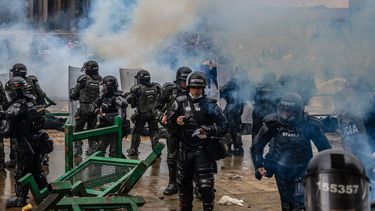 militares en las calles de colombia buscan controlar las manifestaciones