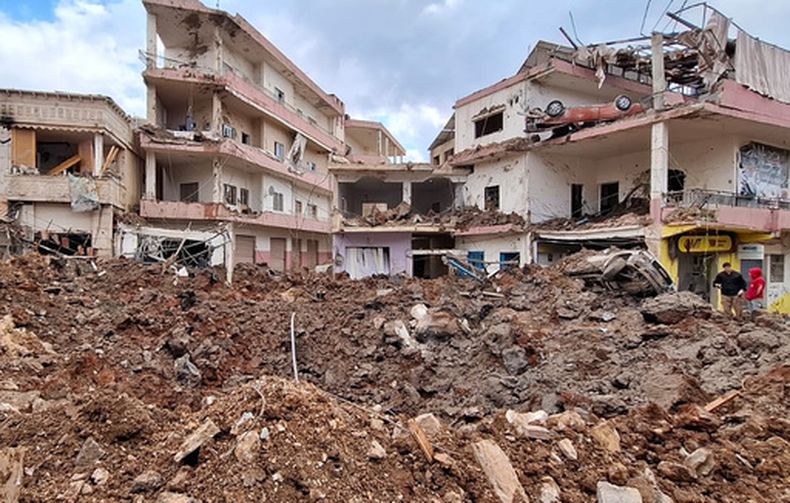 Un grupo de personas revisa los daños causados por ataques aéreos israelíes, el sábado 7 de marzo de 2026, en la aldea de Nabi Chit, al este del Líbano, el viernes por la noche, donde las fuerzas israelíes aterrizaron durante la noche y cavaron una tumba en un cementerio en busca del copiloto israelí Ron Arad, quien fue capturado y luego desapareció luego que su avión de combate se estrellara en el sur del Líbano en 1986. (Foto AP/Ali Salem)