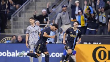 El argentino Julián Carranza, del Union de Filadelfia, festeja tras anotar un gol ante Montreal, el sábado 3 de junio de 2023, en un partido de la MLS disputado en Chester, Pennsylvaia (AP Foto/Matt Slocum)