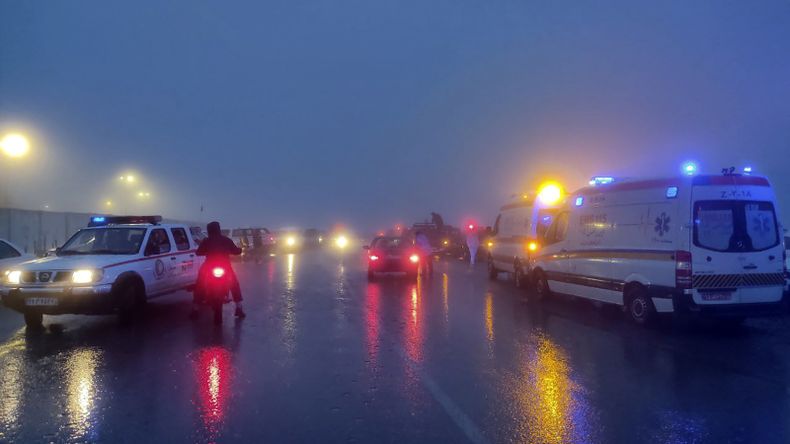 En esta fotografía proporcionada por la Agencia de Noticias Moj se ven vehículos de emergencia cerca del sitio donde se estrelló el helicóptero en que viajaba el presidente iraní Ebrahim Raisi, el domingo 19 de mayo de 2024, en Varzeqan, en el noroeste de Irán. (Azin Haghighi/Agencia de Noticias Moj vía AP)