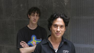 ARCHIVO - Los miembros de la banda australiana Last Dinosaurs, Michael Sloane, izquierda, y Lachlan Caskey, posan en la Ciudad de México, el 20 de julio de 2022. La banda de rock lanzó su álbum “Kyoryu” con un manga que lo acompaña en mayo de 2024. (Foto AP/Berenice Bautista, archivo)