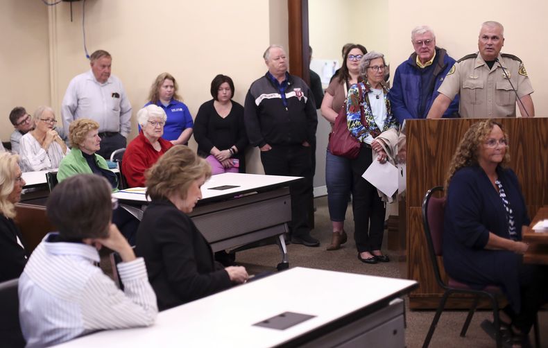 Joe Kennedy, sheriff del condado Dubuque, habla sobre su decisión de no firmar pacto con el gobierno federal sobre la aplicación de leyes migratorias, en Dubuque, Iowa, el 19 de mayo del 2025. (Benjamin Fisher/Telegraph Herald via AP)