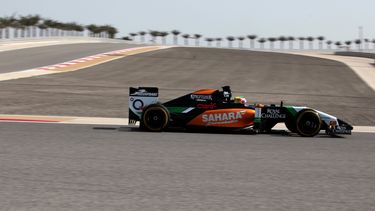 americateve | El piloto mexicano de Force India, Sergio P&eacute;rez, maneja en una prueba de pretemporada de la F1 el jueves, 27 de febrero de 2014, en Bahrein. (AP Photo/Hasan Jamali)
