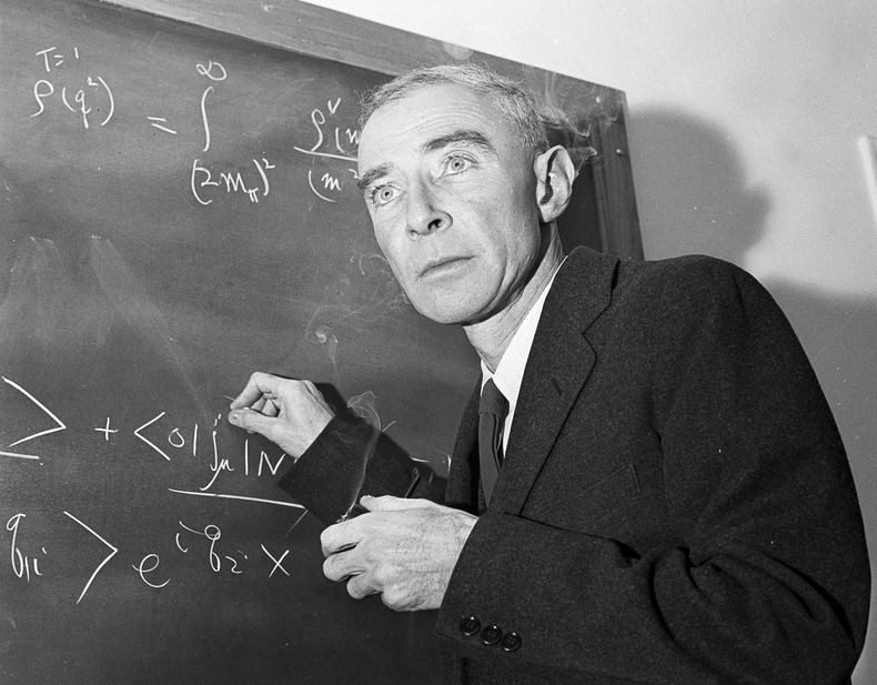 ARCHIVO - El Dr. J. Robert Oppenheimer, creador de la bomba atómica, en su estudio del Instituto de Estudios Avanzados el 15 de diciembre de 1957, en Princeton, Nueva Jersey. (AP Foto/John Rooney, Archivo)