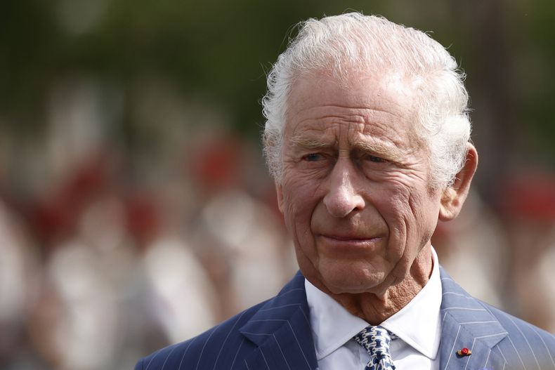 ARCHIVO - El rey Carlos III de Gran Bretaña asiste a una ceremonia en el Arco de Triunfo en París, el miércoles 20 de septiembre de 2023. El rey Carlos III fue dado de alta de un hospital privado de Londres el 29 de enero de 2024 tras someterse a un procedimiento correctivo por una hipetrofia benigna de próstata. (Yoan Valat, Pool vía AP, archivo)