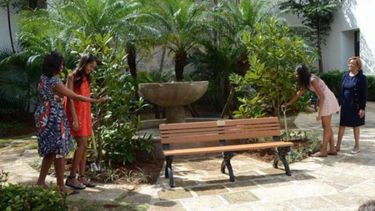 michelle obama y sus hijas plantan dos arboles en la habana