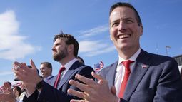 ARCHIVO - El senador J.D. Vance, al centro, y el candidato al Senado estadounidense Bernie Moreno, derecha, aplauden mientras el candidato presidencial republicano y expresidente Donald Trump habla en un mitin de campaña, el 16 de marzo de 2024, en Vandalia, Ohio. (AP Foto/Jeff Dean, archivo)