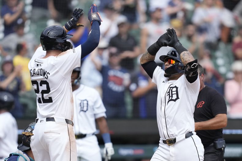 El puertorriqueño de los Tigres de Detroit Javier Báez saluda a Parker Meadows tras su jonrón de dos carreras en la octava entrada ante los Marineros de Seattle el jueves 15 de agosto del 2024. (AP Foto/Carlos Osorio)