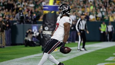 El corredor de los Falcons de Atlanta, Bijan Robinson, corre para conseguir un touchdown durante la primera mitad de un partido de fútbol americano de la NFL contra los Packers de Green Bay en Green Bay, Wisconsin, el 24 de septiembre de 2026. (Foto AP/Matt Ludtke)