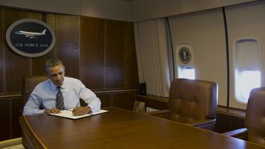 americateve | El presidente Barack Obama firma una orden ejecutiva con el fin de agilizar el proceso de exportaci&oacute;n/importaci&oacute;n para las empresas estadounidenses, el mi&eacute;rcoles 19 de febrero de 2014, en una sala de conferencias a bordo del avi&oacut