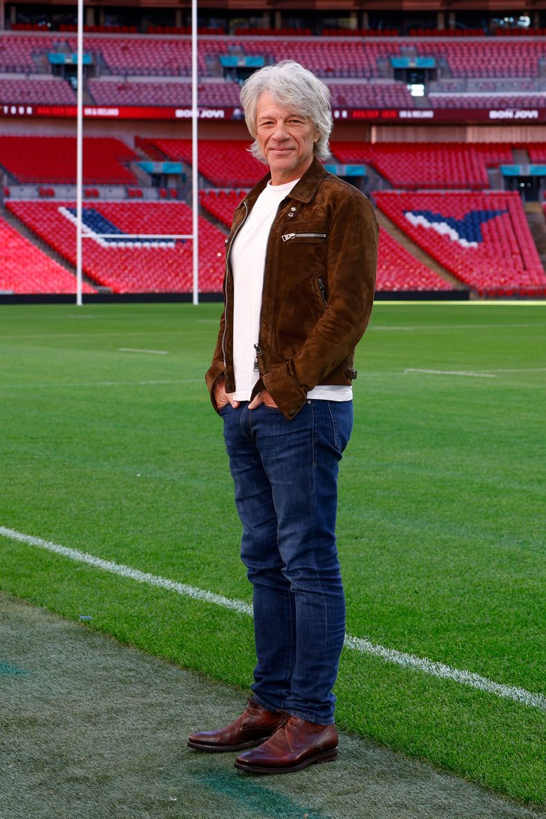 Jon Bon Jovi posa para los fotógrafos después de anunciar una próxima gira y su álbum Forever: Legendary Edition durante una conferencia de prensa en el estadio de Wembley el viernes 24 de octubre de 2025, en Londres. (Foto Millie Turner/Invision/AP)