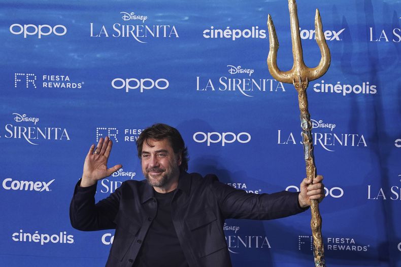 El actor Javier Bardem posa en la alfombra azul de la película La Sirenita en la Ciudad de México el 11 de mayo de 2023. (Foto AP/Marco Ugarte)