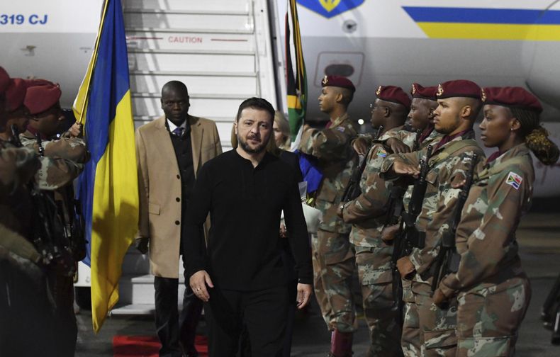 En esta imagen, distribuida por el Servicio de Comunicación e Información del gobierno de Sudáfrica (GCIS), el presidente de Ucrania, Volodymyr Zelenskyy, a su llegada a Pretoria, Sudáfrica, para una visita de Estado durante la que se reunirá con su homólogo sudafricano, Cyril Ramaphosa, el 24 de abril de 2025. (AP Foto/GCIS vía AP)