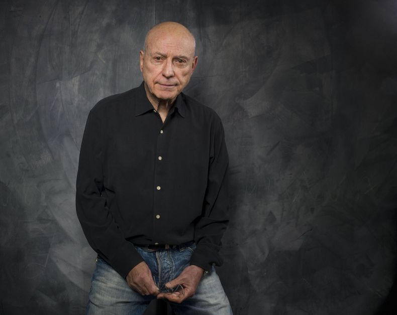 ARCHIVO - Alan Arkin posa para un retrato en The Fender Music Lodge en el Festival de Cine de Sundance en Park City, Utah, el 25 de enero de 2011. Arkin, el actor de carácter que demostró su versatilidad en la comedia y el drama al recibir recibió cuatro nominaciones al Premio de la Academia y ganó un Oscar en 2007 por Little Miss Sunshine, falleció a los 89 años. (Foto AP/Victoria Will, archivo)