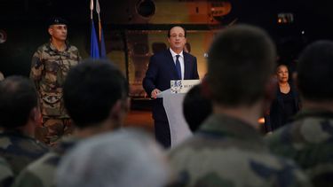 americateve | Presidente franc&eacute;s Francois Hollande habla a la tropa durante una escala en la Rep&uacute;blica Centroafricana, 10 de diciembre de 2013. Hollande arrib&oacute; a Brasil el jueves 12 de diciembre de 2013 en visita de estado de dos d&iacute;as para i