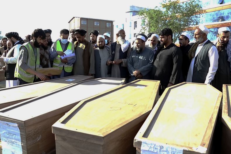 En esta imagen, distribuida por el Ministerio de Exteriores de Afganistán, familiares reciben los cuerpos de los migrantes fallecidos cuando entraban de forma ilegal en Bulgaria, en el aeropuerto internacional de Kabul, Afganistán, el 24 de mayo de 2023. (Ministerio de Exteriores de Afganistán vía AP)