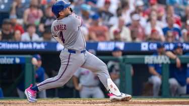 Francisco Alvarez, de los Mets de Nueva York, conecta un jonrón solitario durante la tercera entrada de un partido de béisbol contra los Filis de Filadelfia, el jueves 16 de julio de 2026, en Filadelfia. (Foto AP/Chris Szagola)
