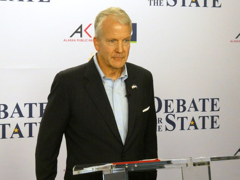 En la imagen, tomada con un teléfono inteligente, el senador republicano por Alaska Dan Sullivan posa antes de sostener un debate con la demócrata Mary Peltola en la contienda por el Senado, el jueves 15 de octubre de 2026, en Anchorage, Alaska. (AP Foto/Becky Bohrer)