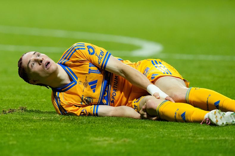 Marcelo Flores, de Tigres, se sujeta la rodilla después de sufrir una lesión durante la final de la Copa de Campeones de CONCACAF contra Toluca, el sábado 30 de mayo de 2026, en Toluca, Mexico. (AP Foto/Fernando Llano)