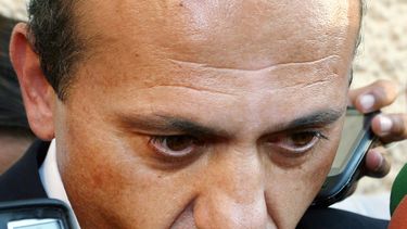 americateve | El presidente del Sevilla, Jos&eacute; Mar&iacute;a del Nido, habla con la prensa el 28 de agosto de 2007 en Atenas. Del Nido fue sentenciado a siete a&ntilde;os de c&aacute;rcerl el jueves, 5 de diciembre de 2013, por un caso de fraude. (AP Photo/Miguel