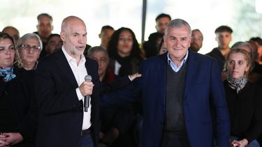 El precandidato presidencial Horacio Rodríguez Larreta, a la izquierda, y Gerardo Morales, gobernador de la provincia de Jujuy, anuncian que Morales será su compañero de fórmula en una conferencia de prensa en Buenos Aires, Argentina, el 23 de junio de 2023. (AP Foto/Natacha Pisarenko)