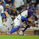 Spencer Jones, de los Yankees de Nueva York, se desliza hacia el plato tras un sencillo productor de carreras de José Caballero, también de los Yankees de Nueva York, durante la quinta entrada de un partido de béisbol contra los Cachorros de Chicago, el sábado 1 de agosto de 2026, en Chicago. (Foto AP/Melissa Tamez)