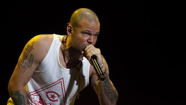 americateve | En esta foto del 3 de octubre del 2014, Ren&eacute; P&eacute;rez de Calle 13 canta en Santo Domingo como parte del Festival Presidente. Luego que se suspendi&oacute; sin explicaciones un concierto de Calle 13 en Lima, el d&uacute;o puertorrique&ntilde;o d