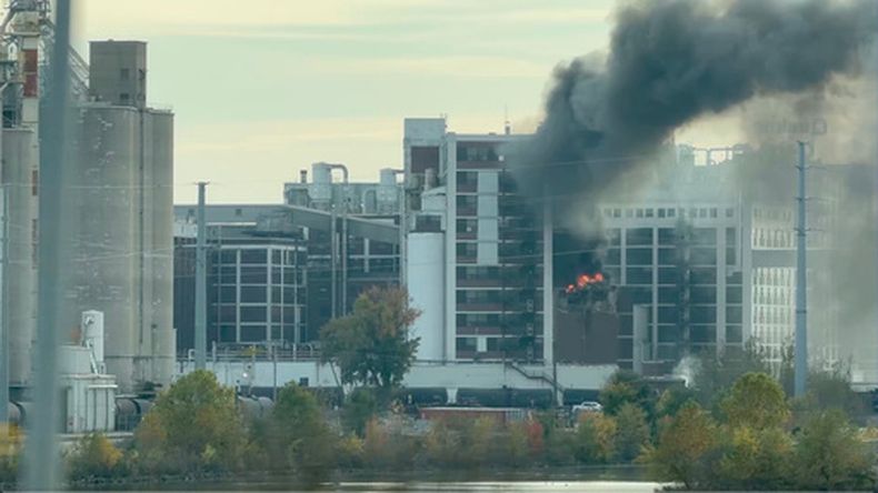 En esta imagen tomada de un video, una columna de humo se levanta del complejo de Quaker Oats, el 24 de octubre de 2026, en Cedar Rapids, Iowa. (Brian Owens via AP)