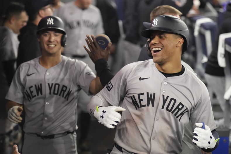 El dominicano Juan Soto, de los Yankees de Nueva York, celebra luego de conectar un jonrón de tres carreras ante los Azulejos de Toronto, el viernes 28 de junio de 2024 (Chris Young/The Canadian Press via AP)
