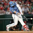 El venezolano Andrés Chaparro, de los Nacionales de Washington, pega un doblete productor de dos carreras el sábado 8 de agosto de 2026 ante los Rojos de Cincinnati (AP Foto/Nick Wass)