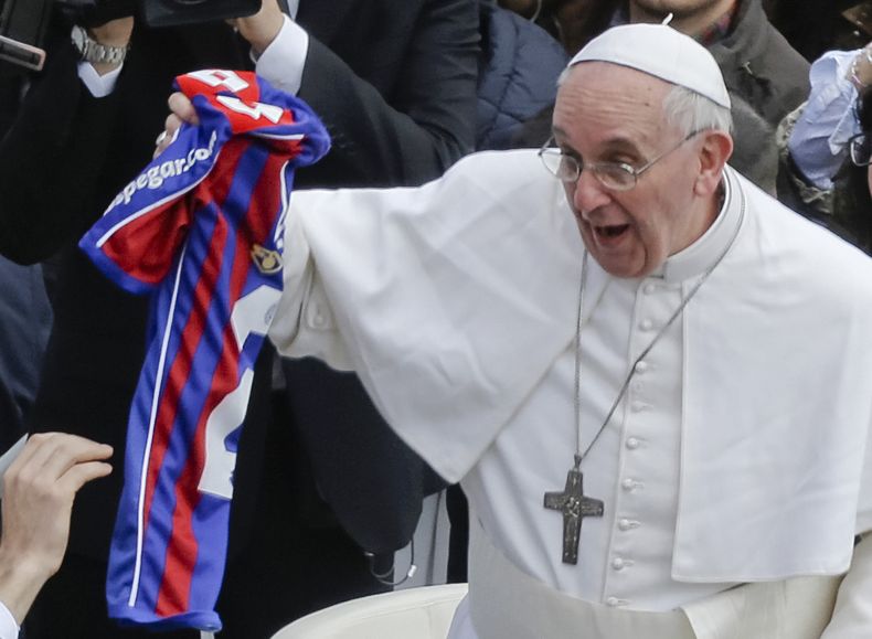 ARCHIVO - El papa Francisco sostiene una camiseta de San Lorenzo, el club de fútbol de Argentina, al final de una misa de Semana Santa en el Vaticano, el domingo 31 de marzo de de 2013. (AP Foto/Gregorio Borgia)