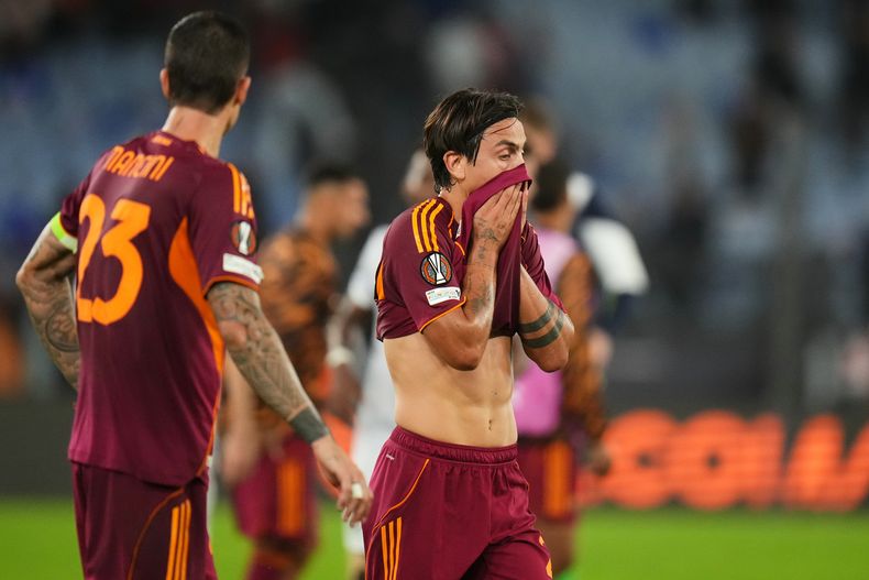 El argentino Paulo Dybala se lamenta al final de un partido de la Liga Europa entre la Roma y el Viktoria Pilsen, el jueves 23 de octubre de 2025 (AP Foto/Alessandra Tarantino)