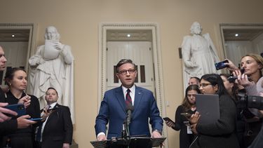 El presidente de la Cámara de Representantes, el republicano Mike Johnson, habla brevemente con la prensa antes de una votación sobre un proyecto de ley provisional para impedir un cierre gubernamental, el jueves 19 de diciembre de 2024, en el Capitolio en Washington. (AP Foto/J. Scott Applewhite)
