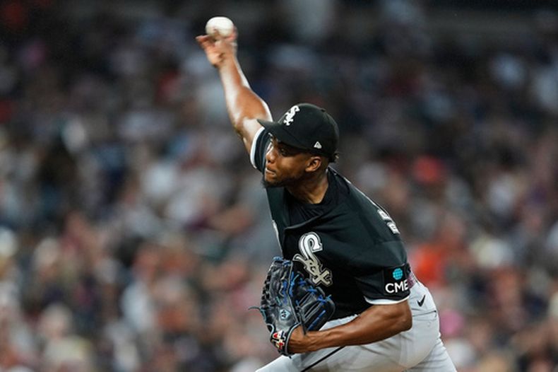 El lanzador de los Medias Blancas de Chicago, Huascar Brazobán (50), lanza contra los Tigers de Detroit durante la séptima entrada de un partido de béisbol el viernes 14 de agosto de 2026, en Detroit. (Foto AP/Paul Sancya)