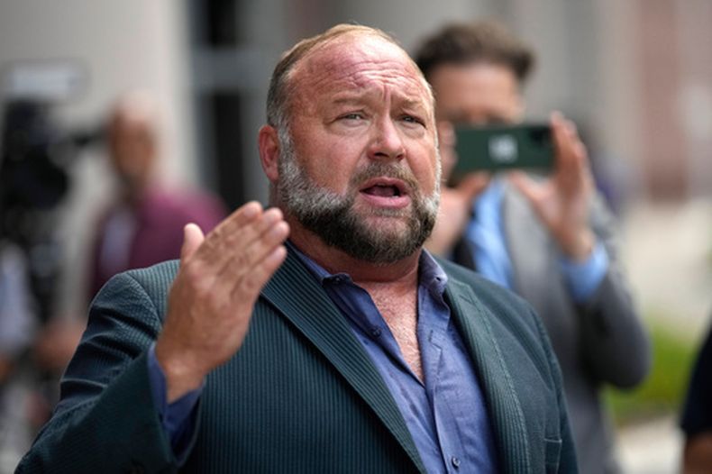 El conspiracionista ultraderechista Alex Jones al llegar al tribunal en Houston el 14 de junio del 2024. (AP foto/David J. Phillip)