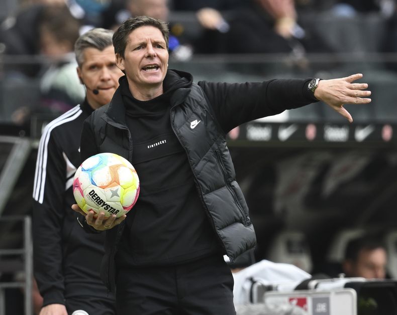 Oliver Glasner, técnico del Eintracht Frankfurt, durante el partido contra Augsburgo en la Bundesliga, el sábado 29 de abril de 2023. (Arne Dedert/dpa vía AP)