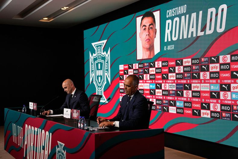 El técnico de Portugal Roberto Martínez menciona el nombre de Cristiano Ronaldo al anunciar la convocatoria para el Mundial 2026, el martes 19 de mayo de 2026, en las afueras de Lisboa. (AP Foto/Armando Franca)