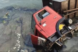 accidente en el oriente cubano: camion de carga choca en el malecon y termina en el mar