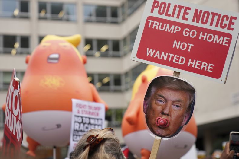 Personas muestran pancartas en una protesta del grupo Stop Trump Coalition contra la visita del presidente estadounidense Donald Trump en Londres, el 17 de septiembre de 2025. (AP Foto/Joanna Chan)