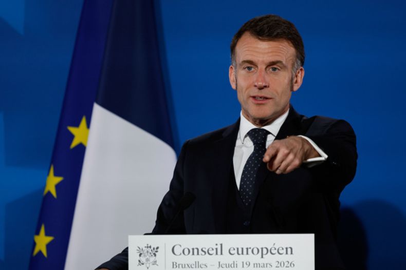 El presidente francés Emmanuel Macron en una conferencia de prensa en Bruselas el 20 de marzo del 2026. (AP foto/Geert Vanden Wijngaert)