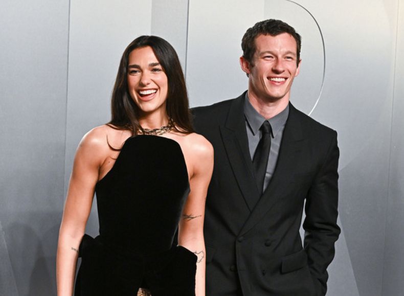 ARCHIVO - Dua Lipa, a la izquierda, y Callum Turner llegan a la fiesta de los Oscar de Vanity Fair el domingo 15 de marzo de 2026, en el Museo de Arte del Condado de Los Ángeles. (Foto Evan Agostini/Invision/AP, archivo)