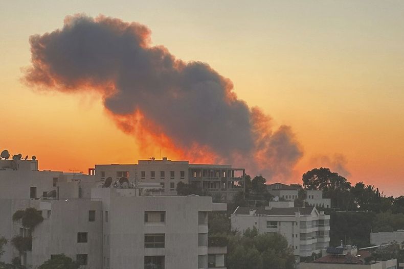 Una columna de humo se eleva el viernes 27 de septiembre de 2024 en un sitio de Beirut donde Israel efectuó ataques aéreos, en una fotografía captada desde Baabda. (Foto AP)
