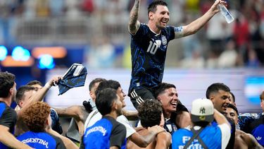 Lionel Messi, de la selección de Argentina, es llevado en hombros por sus compañeros tras la victoria sobre Inglaterra en la semifinal de la Copa del Mundo en Atlanta, el miércoles 15 de julio de 2026 (AP Foto/Rebecca Blackwell)