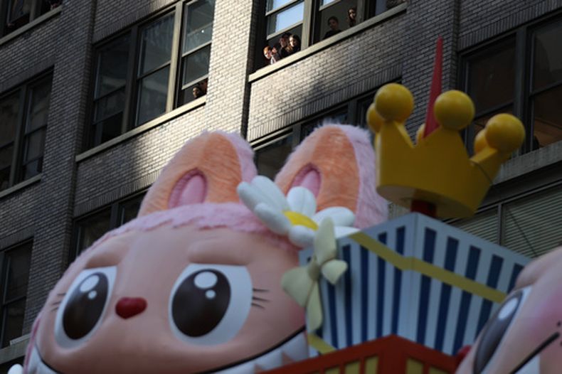 Gente mira la carroza de Labubu durante el Desfile del Día de Acción de Gracias de Macys, el jueves 27 de noviembre de 2025, en Nueva York.(Foto AP/Heather Khalifa)