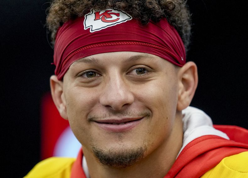 Patrick Mahomes, quarterback de los Chiefs de Kansas City, atiende una conferencia de prensa en Frankfurt, Alemania, el viernes 3 de noviembre de 2023. Los Chiefs jugarán contra los Dolphins de Miami el primer partido de temporada regular en Frankfut el domingo 5 de noviembre de 2023. (AP Foto/Michael Probst)