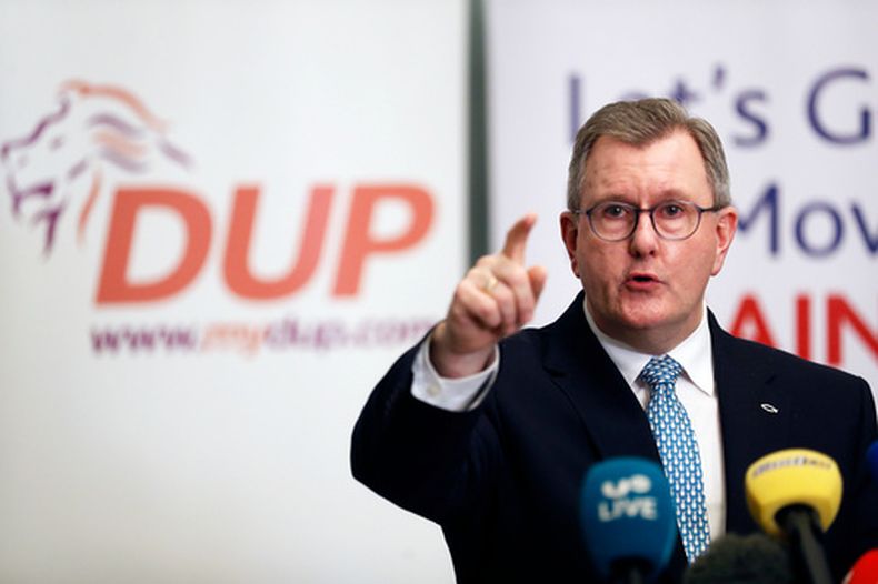 ARCHIVO – El líder del Partido Unionista Democrático (DUP, por sus siglas en inglés), Jeffrey Donaldson, habla con los medios de comunicación en una conferencia de prensa en Hinch Distillery, Temple, Irlanda del Norte, el 30 de enero de 2024. (AP Foto/Peter Morrison, Archivo)