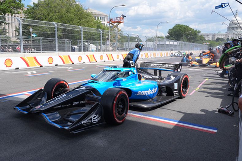 Kyle Kirkwood hace una parada en pits durante la carrera IndyCar Freedom 250 en Washington, el domingo 23 de agosto del 2026. (AP Foto/Alex Brandon)
