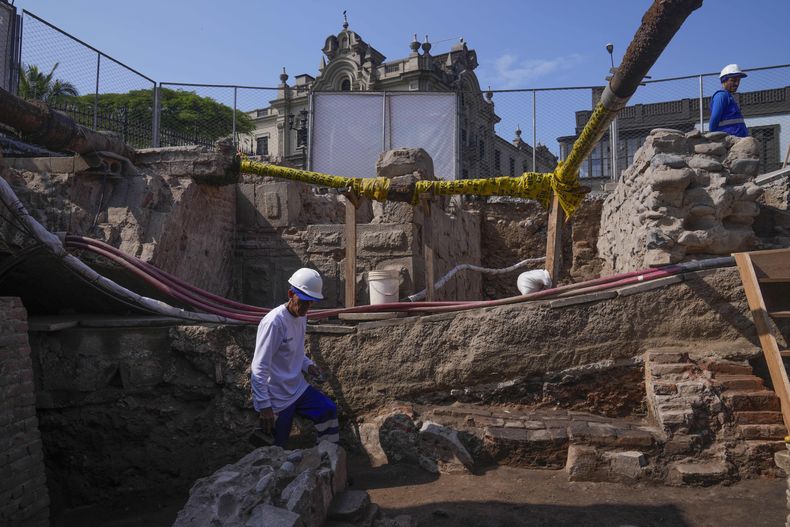 Un trabajador se encuentra dentro de lo que alguna vez fue un puente colonial del siglo XVI mientras se excava detrás del palacio de gobierno en Lima, Perú, el lunes 24 de febrero de 2025. (AP Foto/Martín Mejía)